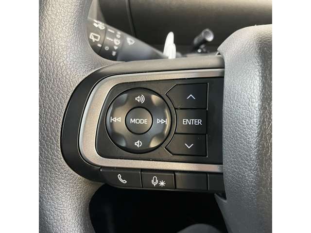 【ステアリングスイッチ】ハンドルにボタンがついているので、運転中に曲の変更や音量調整がワンタッチで行えます。