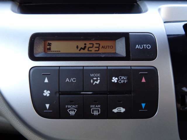 空調温度を調整にて快適♪オートエアコン☆車内の空調はコレにお任せ！温度設定とボタン1つで年中設定温度に保ってくれる便利なオートエアコンも装備されています！