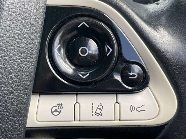 【ステアリングリモコン】ステアリングスイッチを使うことで「運転中電話に触れずに電話に出る」「カーオーディオを切り替える」「音量調節をする」といったハンズフリー操作を行うことができます！