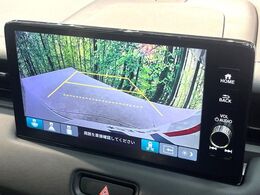 【バックカメラ】駐車時に後方がリアルタイム映像で確認できます。大型商業施設や立体駐車場での駐車時や、夜間のバック時に大活躍！運転スキルに関わらず、今や必須となった装備のひとつです！