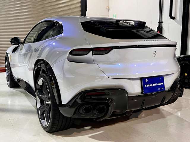 エクステリア：BIANCO ONDA MARINA、ボディフルプロテクション、22インチ鍛造アルミホイール、チタンホイールボルト、アルミブレーキキャリパー