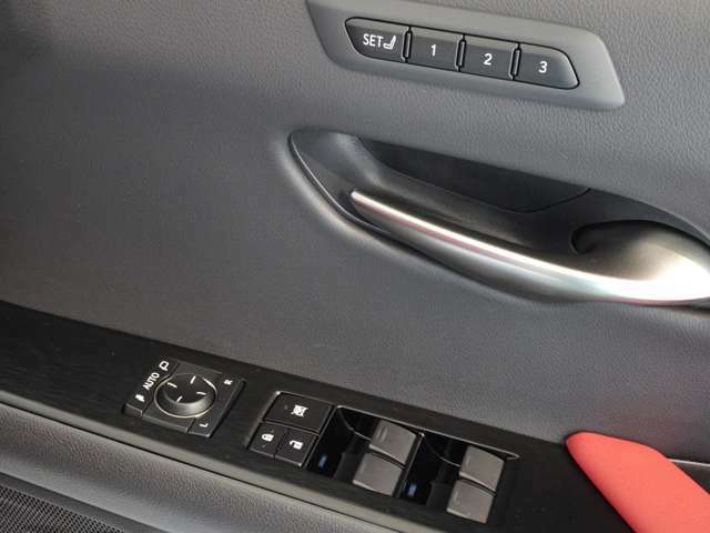 ドアハンドル付近にシートポジションのメモリースイッチが付いており、最大3パターンでシートポジションが記憶されます。