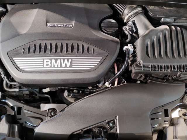 【BMWクリーンディーゼル】市場をリードするディーゼルエンジン。低回転ステージ専用ターボが走り出しから効果的に過給を行いスムーズな発進加速や低燃費を実現。ディーゼルの常識を超えたスポーティな走りを！