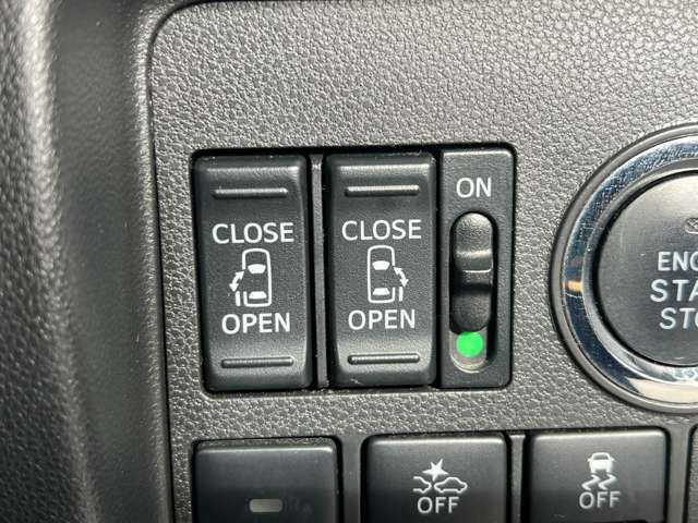 【両側パワースライドドア】小さなお子さまでもボタン一つで乗り降りラクラクです！両手に荷物を抱えている状態でもボタンを押せば自動で開閉するので、お買い物やお出かけの際にはとっても重宝します！