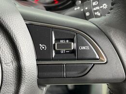 【クルーズコントロール】高速道路もラクラク走行。アクセルを離しても一定速度で走行ができ、長距離運転時の負担を軽減！加速・減速も簡単なスイッチ操作で調整できます。