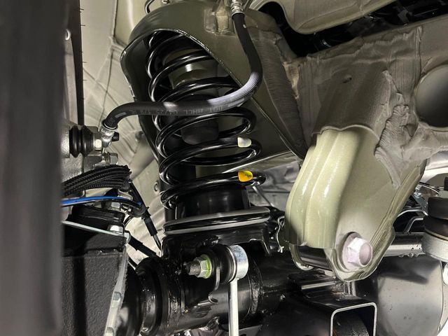 お車を安心してお乗りいただく為には、足回りの定期点検が欠かせません。サービスサポート（有償保証）では無料点検もご提供しており、安心のカーライフをお過ごしいただけるサポート体制が整っています。