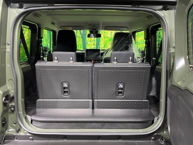 普段のお買い物や通勤、送迎等に十分な荷室スペースを確保しております。セカンドシートを倒すと、大きな荷物の積載も可能です♪