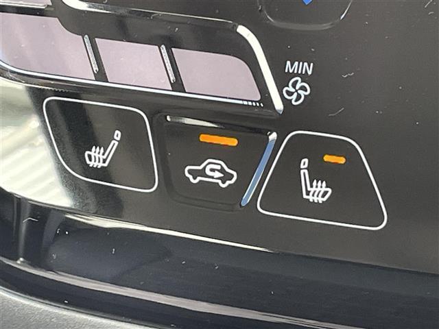 【シートヒーター】シートを温めてくれる暖房機器です！長時間座っていると負担が掛かりやすい背中や腰、または冬場などの寒い日に冷えやすい脚部に快適なぬくもりを伝えます。