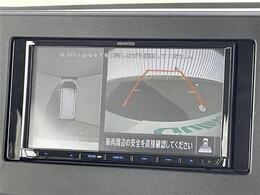 【マルチアラウンドモニター】まるでクルマを真上から見下ろしたかのような視点で駐車をサポートします！クルマの斜め後ろや真横など、前後左右の4つのカメラの映像が合成されて、モニターに映し出されます。