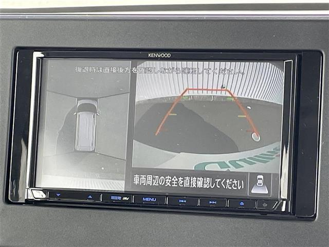 【マルチアラウンドモニター】まるでクルマを真上から見下ろしたかのような視点で駐車をサポートします！クルマの斜め後ろや真横など、前後左右の4つのカメラの映像が合成されて、モニターに映し出されます。