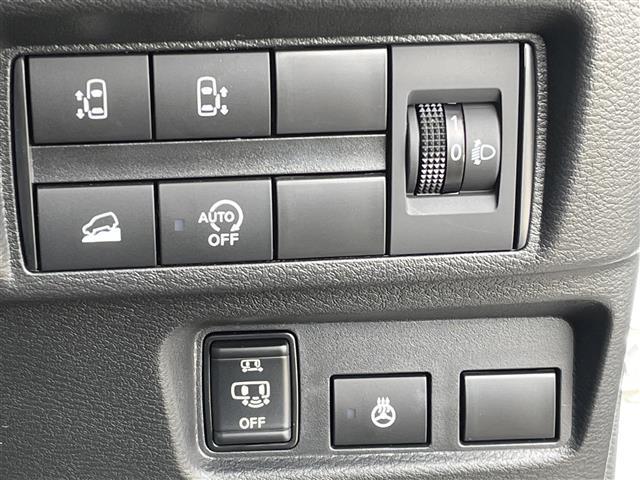 【助手席側電動スライドドア（ハンズフリーオートスライドドア）】キーレスオペレーションキーを携帯していれば、両手がふさがっているときも足先だけで、ドアロックを解除し自動で開閉できます！