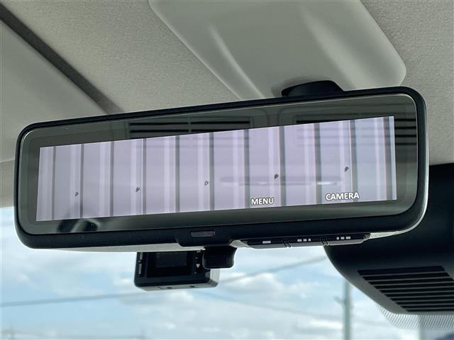 【デジタルルームミラー】車両後方カメラの映像をルームミラーに映すことが出来ます。 そのため、後席に人や荷物があって後方が見えづらい場合でもしっかり視界を確保することが出来ます。
