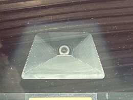 【ホンダセンシング】走行中に前方の車両等を認識し、衝突しそうな時は警報とブレーキで衝突回避と被害軽減をアシスト。より安全にドライブをお楽しみいただけます。
