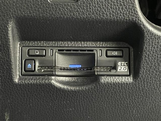 【ETC】有料道路を利用する際に料金所で停止することなく通過できる、ETC車載器（ノンストップ自動料金収受システム機器）が装備されています。セットアップを行うことで利用可能になります。