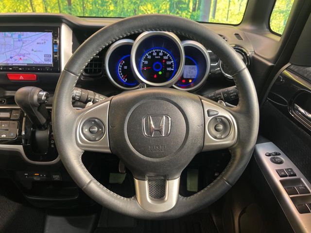 【純正革巻きステアリング】上質な革を使用することで、手にしっかり馴染みとても運転しやすいハンドルです♪