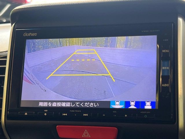 【バックカメラ】駐車時に後方がリアルタイム映像で確認できます。大型商業施設や立体駐車場での駐車時や、夜間のバック時に大活躍！運転スキルに関わらず、今や必須となった装備のひとつです！