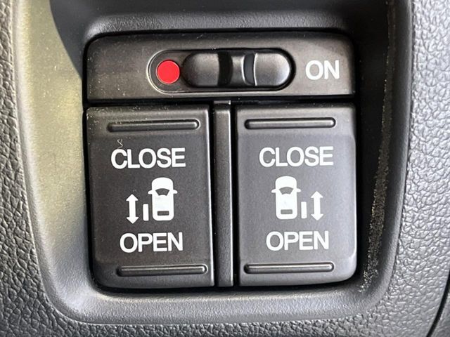 【両側パワースライドドア】スマートキーや運転席のスイッチで後席両側スライドドアの開閉が可能♪電動だから力を入れてドアを開ける必要が無く、小さなお子様でも簡単に開け閉めでき快適です♪