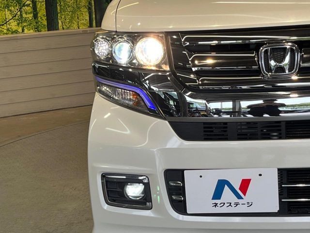 【HIDヘッドライト】非常に明るく前方を照らしてくれるので、悪天候や夜間の走行時も視界良好で安心してお乗りいただけます。