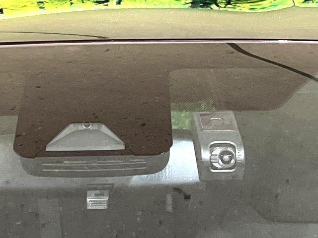 【トヨタセーフティセンス】走行中に前方の車両等を認識し、衝突しそうな時は警報とブレーキで衝突回避と被害軽減をアシスト。より安全にドライブをお楽しみいただけます。