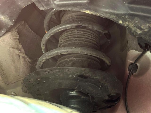 お車を安心してお乗りいただく為には、足回りの定期点検が欠かせません。サービスサポート（有償保証）では無料点検もご提供しており、安心のカーライフをお過ごしいただけるサポート体制が整っています。
