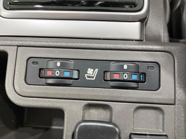 【シートベンチレーション】夏場は涼しい風でお尻や背中の熱やムレを防ぎ、冬はエアコンよりも早く温まってポカポカに！季節を問わず快適に過ごせます。