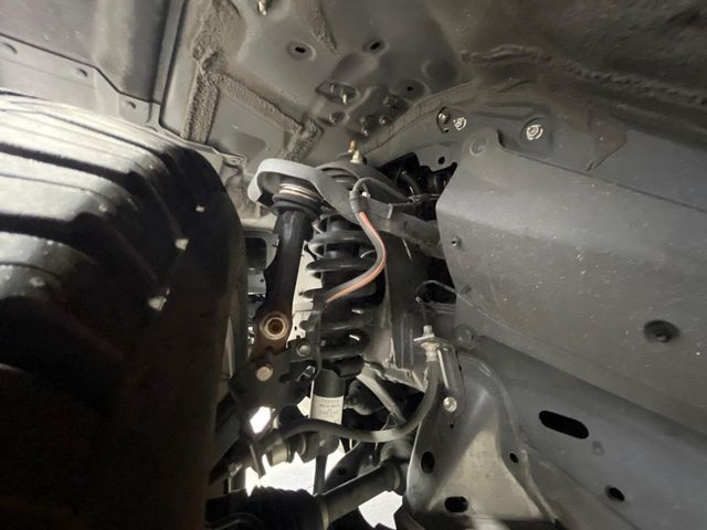 お車を安心してお乗りいただく為には、足回りの定期点検が欠かせません。サービスサポート（有償保証）では無料点検もご提供しており、安心のカーライフをお過ごしいただけるサポート体制が整っています。