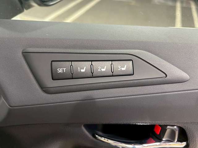 【運転席ポジションメモリー付パワーシート】ワンタッチで記憶させていたシートの前後・リクライニングはもちろんシートリフターも備えます☆快適なドライブをお楽しみ下さい♪