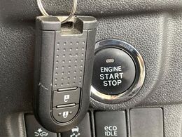 【キーフリーシステム】カバンやポケットに入れたままでもドアの施錠・解錠が可能なスマートキーを装備。エンジンのオン・オフ時もカギを取り出す必要が無いからとっても便利です♪