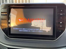 【純正ナビ】人気の純正ナビを装備しております。ナビの使いやすさはもちろん、オーディオ機能も充実！キャンプや旅行はもちろん、通勤や買い物など普段のドライブも楽しくなるはず♪