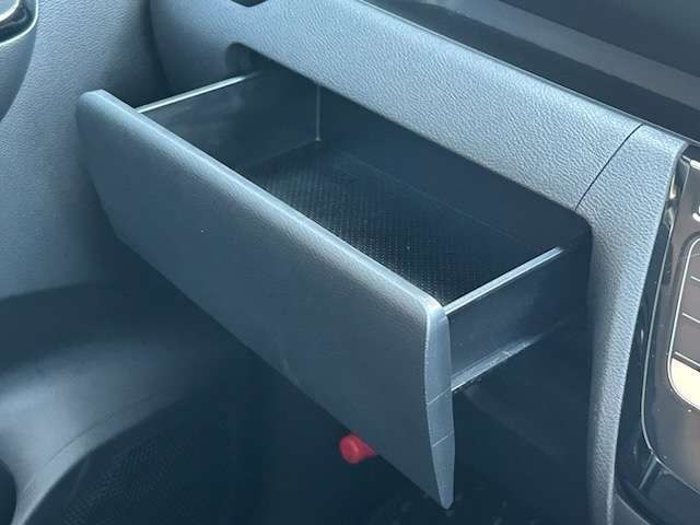 車検証などが収納できるグローブボックスです。