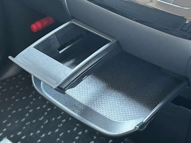 スライド式トレイは時としてドリンクホルダーとして使えます。