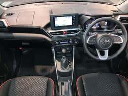 スタイリッシュなブラック系を基調とした内装色。