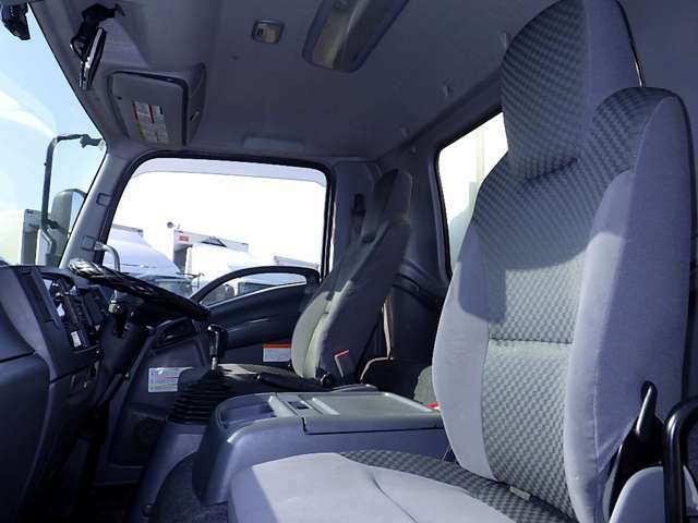 安全性能ではプリクラッシュブレーキ・車線逸脱警報・車間警報装置・坂道発進補助装置・クルーズコントロールなど多彩な先進装備があります。