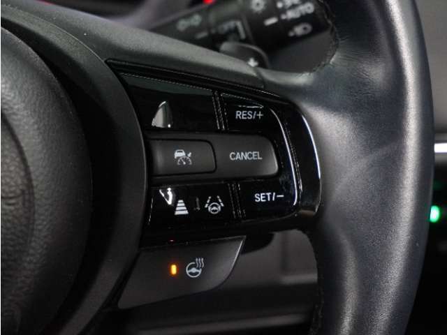 【アダプティブクルーズコントロール】ステアリングのスイッチを操作するとミリ波レーダーで先行車との距離を測定。設定を適切に保ちながら加速・減速、さらに停止まで自動に追従します。