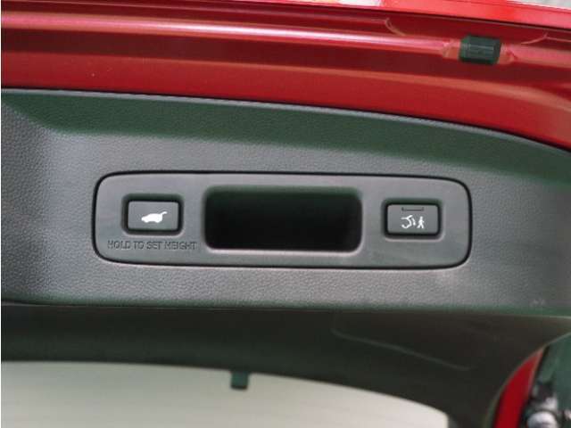 【パワーバックドア】スマートキーや運転席のボタンを押すだけでリアゲートが自動で開閉します。荷物を持っている時や、高い位置にあるバックドアを閉める際に便利な機能です。