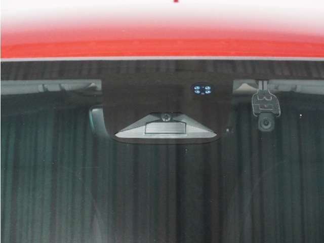 【ホンダセンシング】 「ミリ波レーダー」と「単眼カメラ」の異なる特性を持つ2つのセンサーなどにより、安心・快適な運転を支援します。