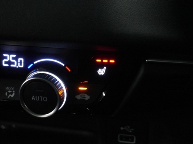 【シートヒーター】エアコンより早く温まってくれるので寒がりの人も快適です。エアコンの温風は乾燥するから苦手、という方にもをおすすめです。