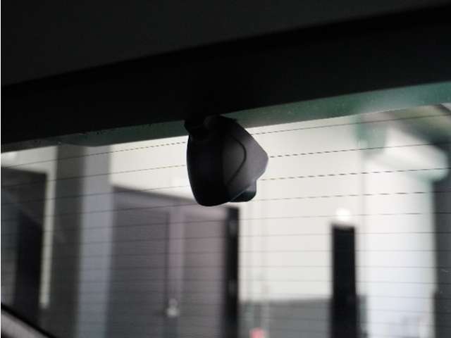 【後方ドライブレコーダー】安心・安全なカーライフに必須のドライブレコーダーを装備。あおり運転や事故に遭遇した際の状況も映像で記録し、万一のリスクに備えます。