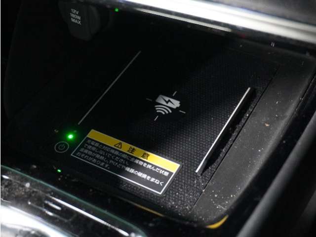 【ワイヤレス充電器】Qi（チー）規格対応のワイヤレス充電器が搭載されております。ケーブルを抜き差しせずに快適にスマホ充電いただけます。