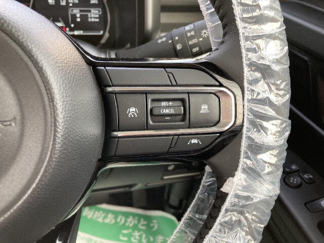 【当店のこだわり】入庫後のお車は選任スタッフによる細部清掃を実施しております。足回り、エンジンルーム、室内、室外を隅々まで綺麗にしております。展示車はピカピカです。全国配送も可能ですのでご相談下さい