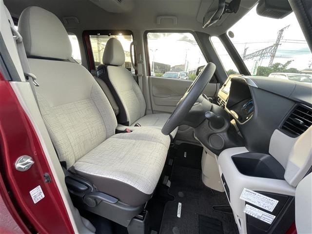【運転席】座り心地が良いシートなので長時間の運転でも快適にお過ごしいただけます。新品のフロアマットのご注文も可能です。掲載箇所以外にご希望の写真がございましたらお気軽にお問い合わせ下さい。