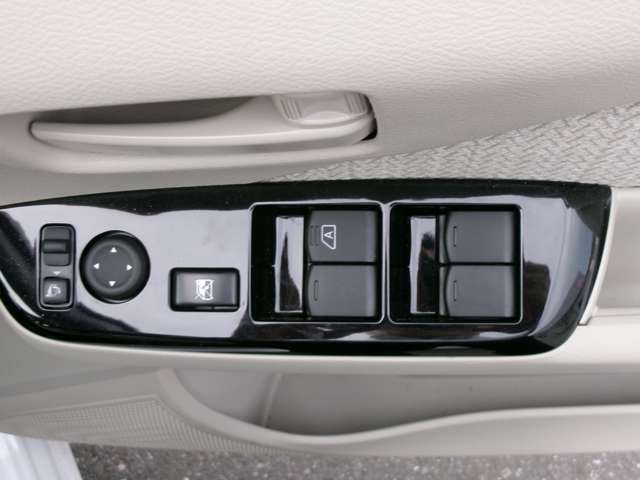 専門のスタッフがクリーニングしますので、とてもキレイなお車です。