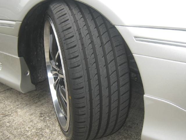 新品19インチタイヤを4本取付けています。
