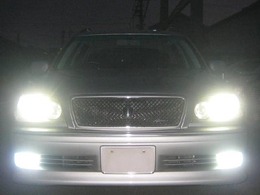 HIDヘッドライト＆LEDフォグ、LEDポジションランプを全点灯しました。非常に明るくナイトドライブのお手伝いをします。
