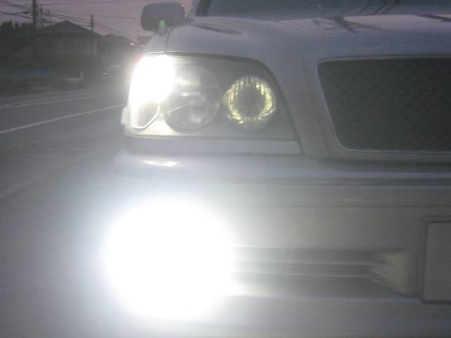 高光度LEDポジションランプ＆LEDフォグランプの点灯写真です。COOLな煌めくホワイト光でナイトドライブを楽しめます。