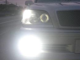 高光度LEDポジションランプ＆LEDフォグランプの点灯写真です。COOLな煌めくホワイト光でナイトドライブを楽しめます。