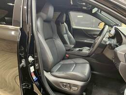 【レザーシート】ならではの高級感あふれる内装がこたわりのアイテム。見た目の高級感とより上質な座り心地をお楽しみください。