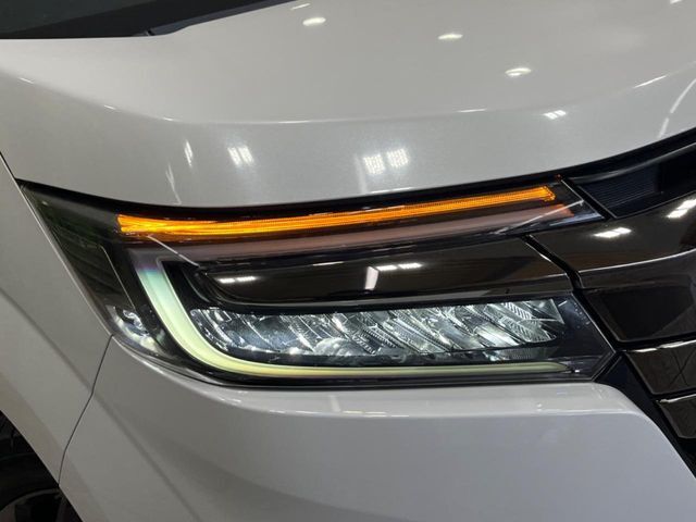 【LEDヘッドライト】悪天候や夜間走行時も良好な視界を確保し安心して運転できる高輝度LEDヘッドライトを装備！点灯速度が早く、消費電力も抑えられています。