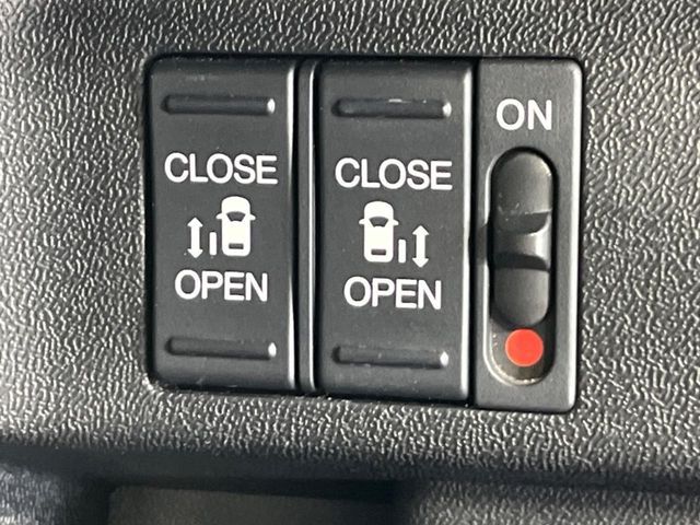 【両側パワースライドドア】スマートキーや運転席のスイッチで後席両側スライドドアの開閉が可能♪電動だから力を入れてドアを開ける必要が無く、小さなお子様でも簡単に開け閉めでき快適です♪