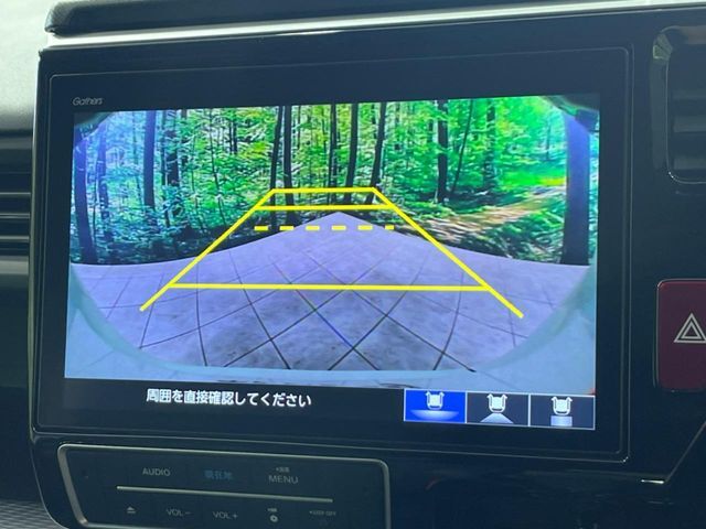 【バックカメラ】駐車時に後方がリアルタイム映像で確認できます。大型商業施設や立体駐車場での駐車時や、夜間のバック時に大活躍！運転スキルに関わらず、今や必須となった装備のひとつです！